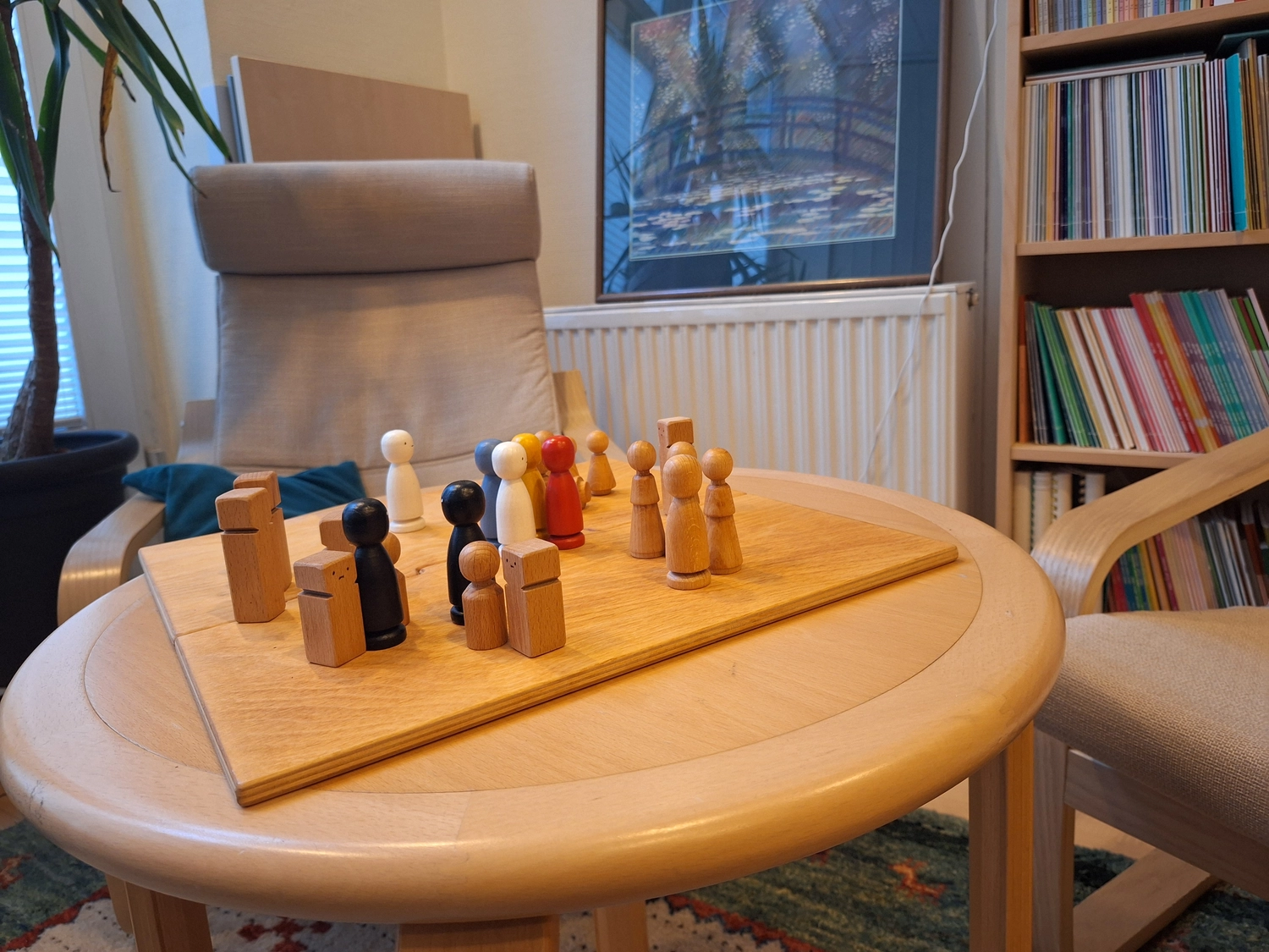 Beratung, Coaching, Supervision, Training, Moderation – Runder Tisch mit einem Brettspiel darauf