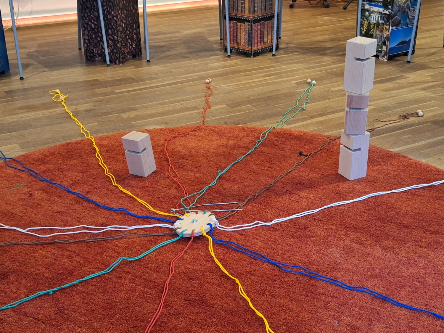 Beratung, Coaching, Supervision, Training, Moderation – Aufbau mit farbigen Schnüren