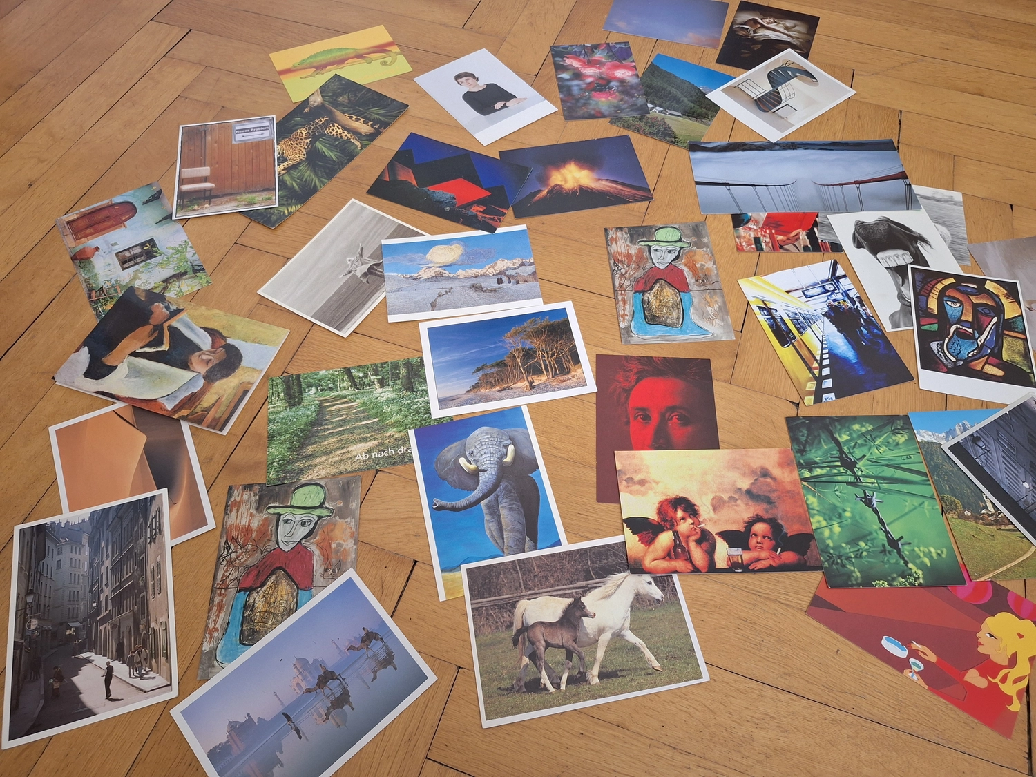 Beratung, Coaching, Supervision, Training, Moderation – Holzboden mit vielen gedruckten Fotos übersät