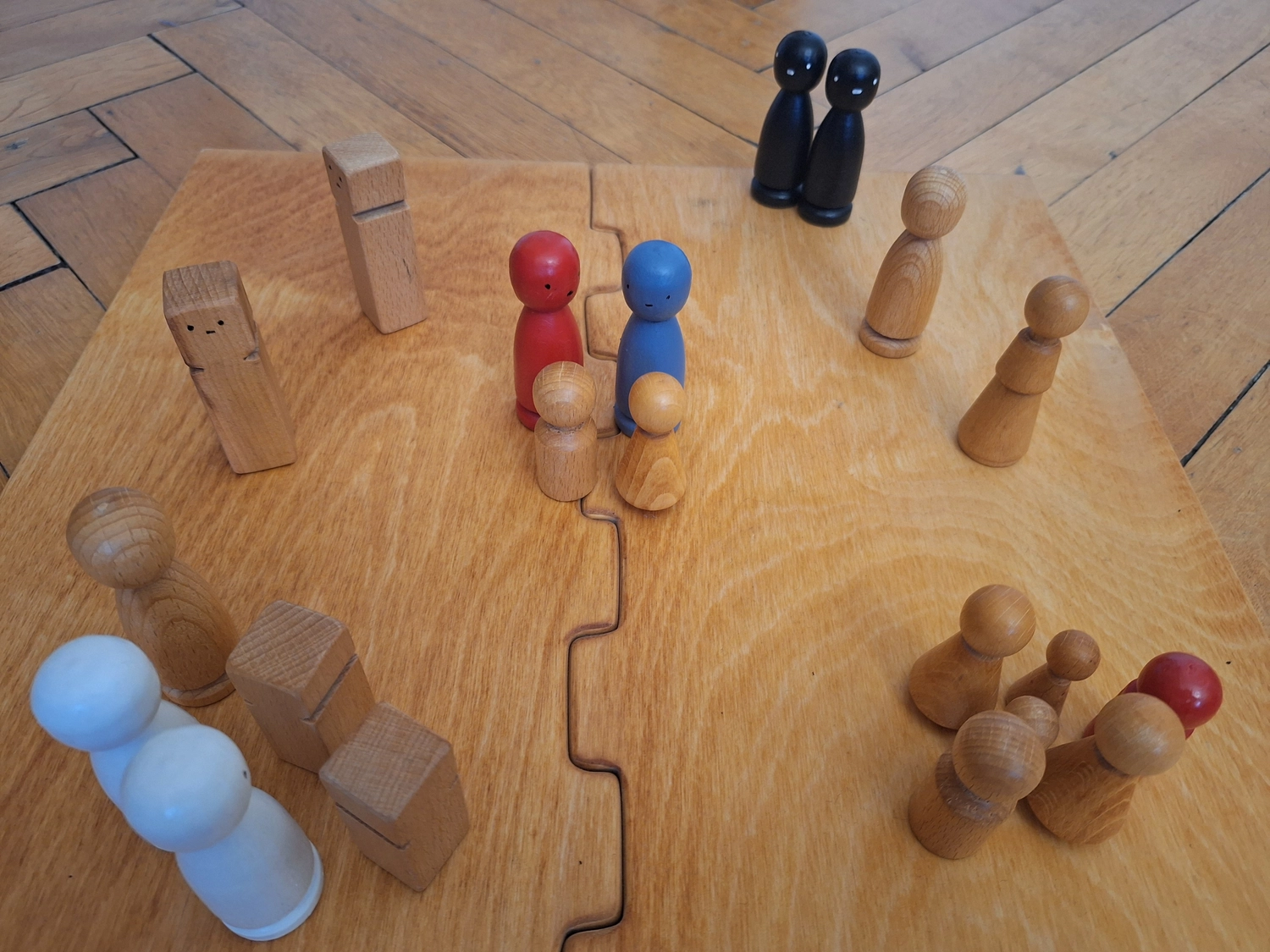 Beratung, Coaching, Supervision, Training, Moderation – Holzbrett mit Spielfiguren