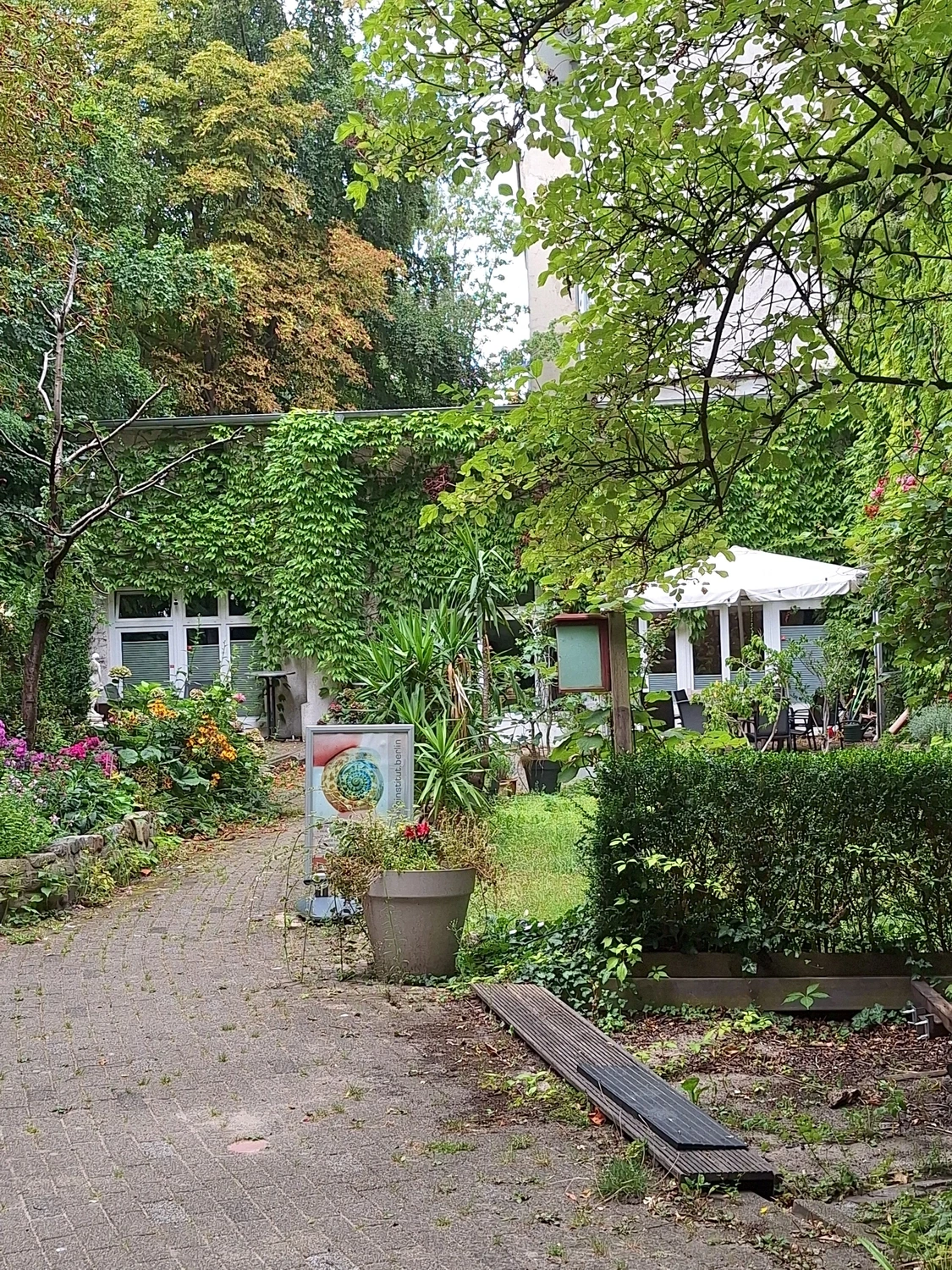 Beratung, Coaching, Supervision, Training, Moderation – Gartenweg, der zu einem Cottage führt