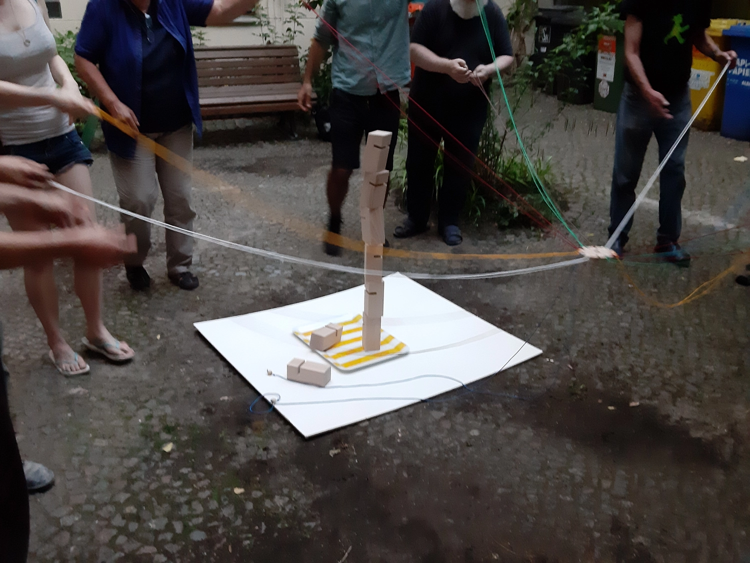 Beratung, Coaching, Supervision, Training, Moderation – Gruppe von Menschen, die um eine provisorische